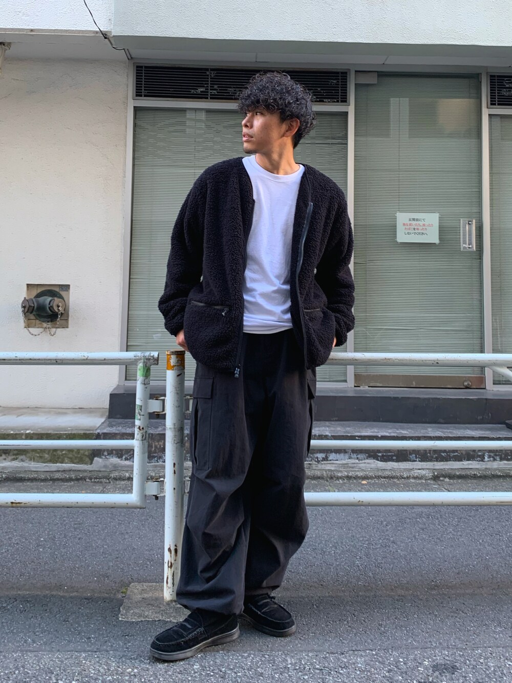 「レイヤードスタイル、カーゴパンツ、秋冬コーデ、ビッグシルエット、プチプラ、冬のコーデ、ストリート、ローファー、ブラック、ブラックコーデ、プチプラコーデ、フリース、ノーカラージャケット、ノーカラーブルゾン、ボア」｜「Franklin Climbingの【気象予報士　依田司さん着用】【Franklin Climbing】カスケードシェルパーフリースカーディガン（ノーカラージャケット、ブラック系）」を使った、皆川喬さん（メンズ・168cm）の秋コーディネートの2枚目の写真