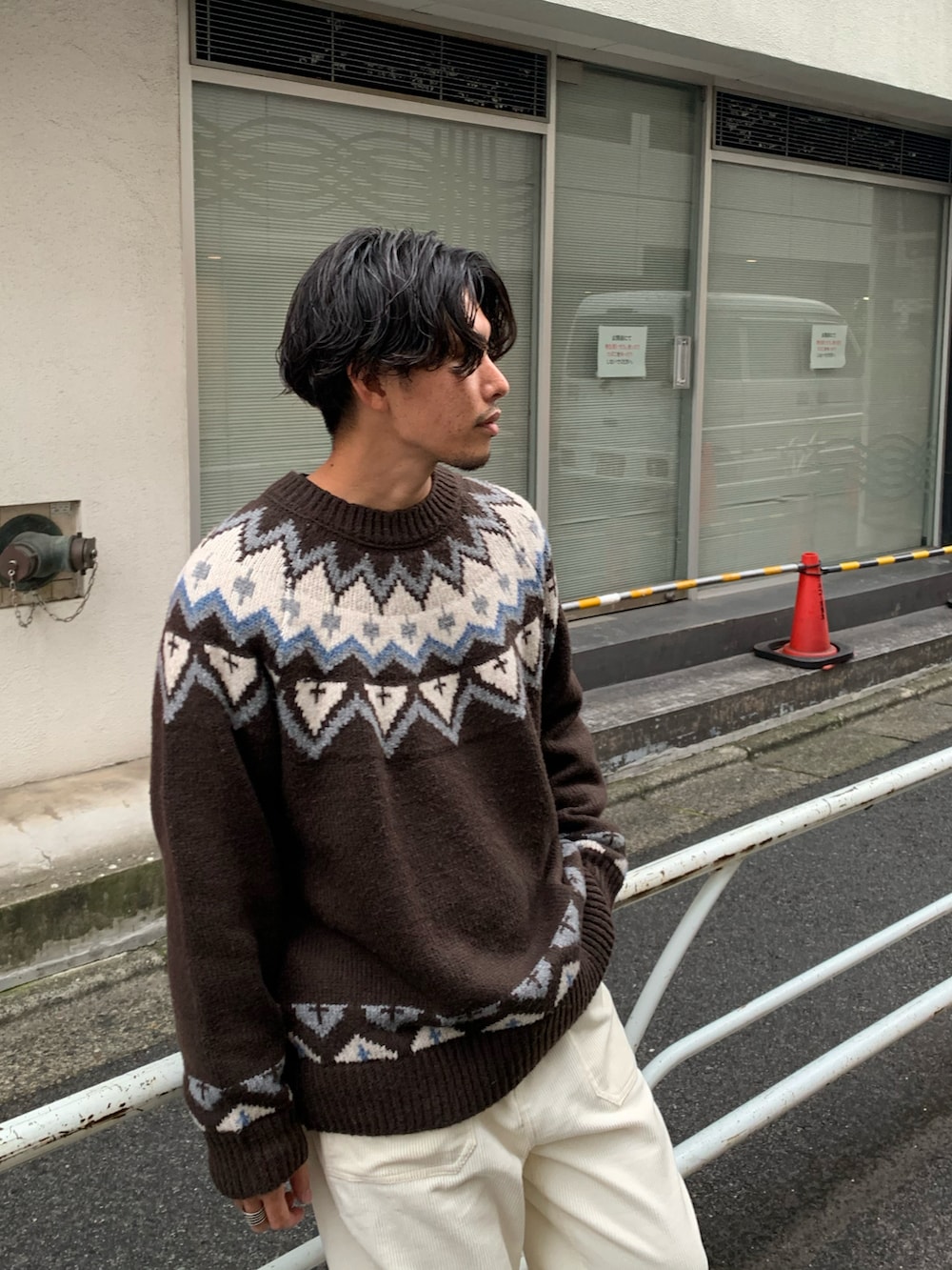 「シンプルコーデ、ニット、ニットコーデ、秋冬コーデ、ビッグシルエット、ノルディック柄、ざっくりニット、ブラウン、コーデュロイパンツ、ベイカーパンツ、ホワイト、ホワイトパンツ、スニーカー、スニーカーコーデ、リラックススタイル」｜「CIAOPANIC TYPYの【OSORO】ノルディックニットプルオーバー（ニット/セーター、ブラウン系）」を使った、皆川喬さん（メンズ・168cm）の秋コーディネートの3枚目の写真
