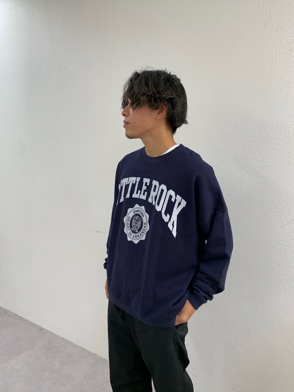 「プチプラ、ロゴスウェット、シンプルコーデ、ワントーンコーデ、秋冬コーデ、ビッグシルエット、スウェット、カジュアルコーデ、スニーカー、プチプラコーデ、秋のコーディネート、アウトドアスタイル、ナイロンパンツ、スポーツミックス」｜「CIAOPANIC TYPYの【WEB限定】ユニセックスビッグシルエットアソートロゴ裏毛裏起毛スウェットプルオーバー（スウェット、ブルー系）」を使った、皆川喬さん（メンズ・168cm）の秋コーディネートの3枚目の写真