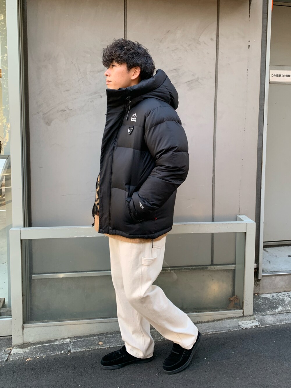 「レイヤードスタイル、秋冬コーデ、ビッグシルエット、プチプラ、モヘヤニット、冬コーデ、ストリート、ローファー、ダウンジャケット、レオパード、ニット、ニットコーデ、ブラック、ブラックコーデ、デニム」｜「Franklin Climbingの【Franklin Climbing】アルパインビレイダウンジャケット（ダウンジャケット/コート、ブラック系）」を使った、皆川喬さん（メンズ・168cm）の秋コーディネートの3枚目の写真