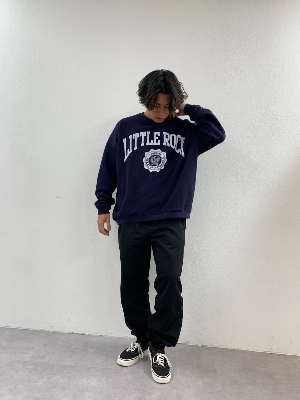 「プチプラ、ロゴスウェット、シンプルコーデ、ワントーンコーデ、秋冬コーデ、ビッグシルエット、スウェット、カジュアルコーデ、スニーカー、プチプラコーデ、秋のコーディネート、アウトドアスタイル、ナイロンパンツ、スポーツミックス」｜「CIAOPANIC TYPYの【WEB限定】ユニセックスビッグシルエットアソートロゴ裏毛裏起毛スウェットプルオーバー（スウェット、ブルー系）」を使った、皆川喬さん（メンズ・168cm）の秋コーディネートの2枚目の写真