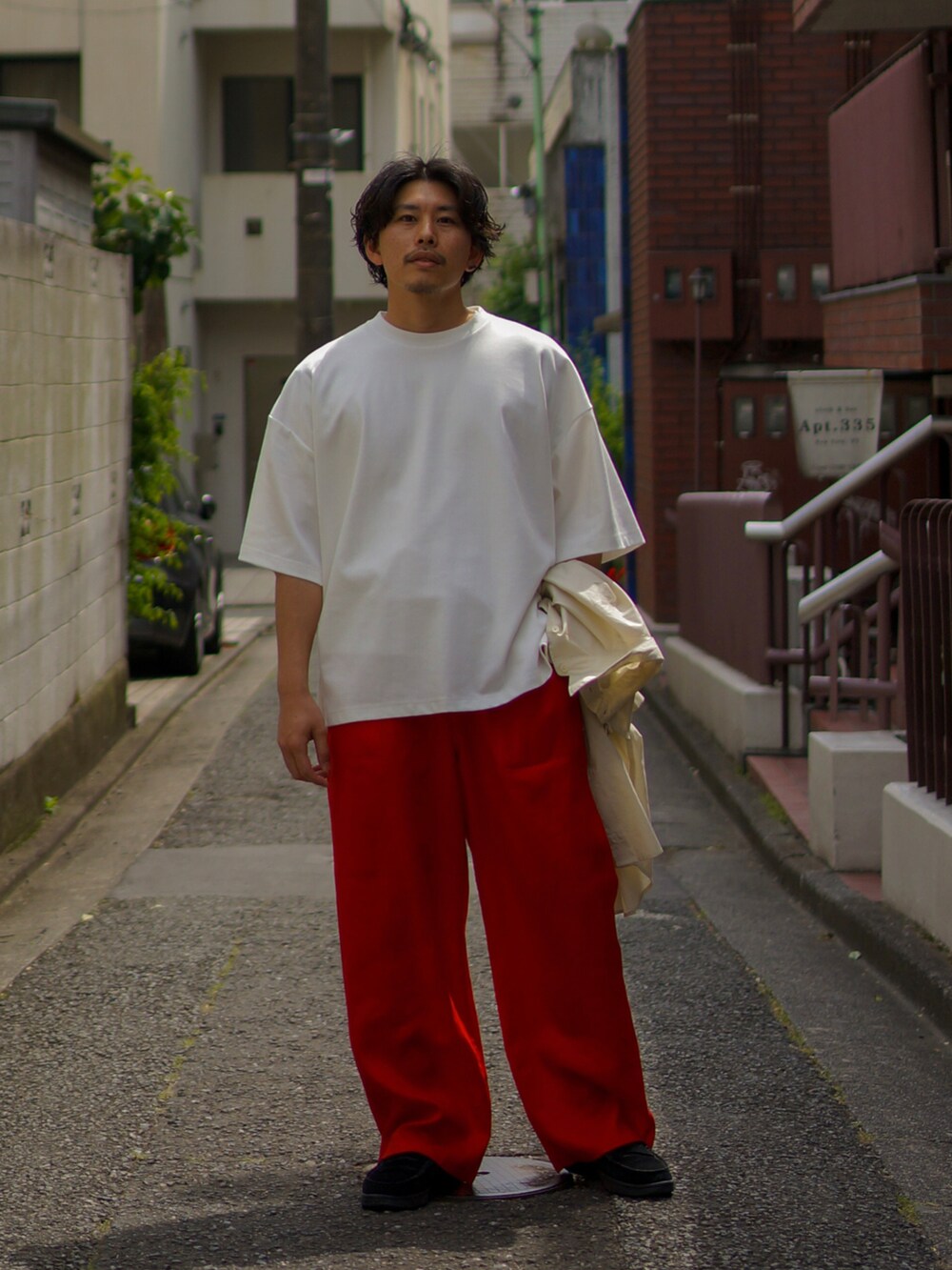 「シャツスタイル、ローファー、初夏コーデ、カラーパンツ、プチプラ、シンプルコーデ、ストリート、ビッグシルエット、レイヤードスタイル、夏コーデ、カジュアルコーデ、大人カジュアル、白Tシャツ、ワイドパンツ」｜「CIAOPANIC TYPYのブロードビッグポケットビッグシャツ（シャツ/ブラウス、ベージュ系）」を使った、皆川喬さん（メンズ・168cm）の春コーディネートの3枚目の写真