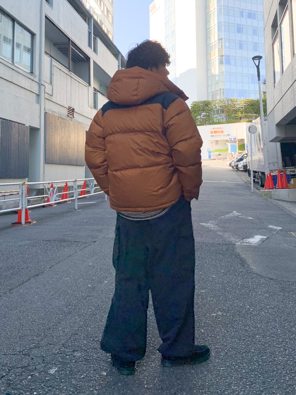 「レイヤードスタイル、カーゴパンツ、秋冬コーデ、ビッグシルエット、プチプラ、冬コーデ、ストリート、ローファー、ダウンジャケット、ボーダー、ミリタリー、ブラック、ブラックコーデ、スニーカーコーデ、大人カジュアル」｜「Franklin Climbingの【Franklin Climbing】アルパインビレイダウンジャケット（ダウンジャケット/コート、ブラウン系）」を使った、皆川喬さん（メンズ・168cm）の秋コーディネートの3枚目の写真
