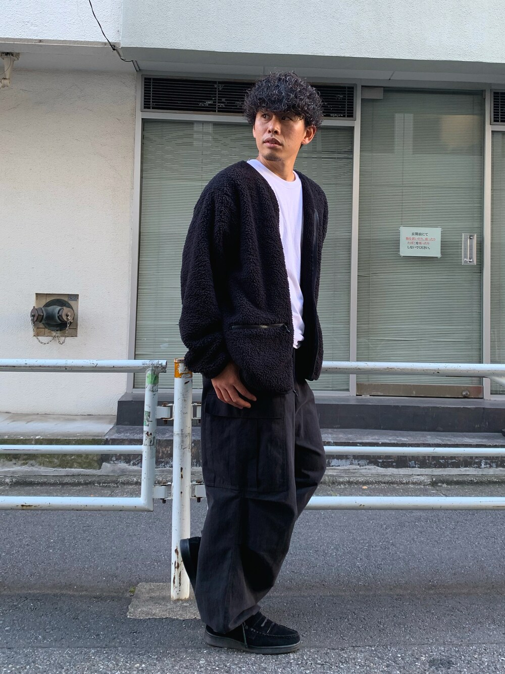 「レイヤードスタイル、カーゴパンツ、秋冬コーデ、ビッグシルエット、プチプラ、冬のコーデ、ストリート、ローファー、ブラック、ブラックコーデ、プチプラコーデ、フリース、ノーカラージャケット、ノーカラーブルゾン、ボア」｜「Franklin Climbingの【気象予報士　依田司さん着用】【Franklin Climbing】カスケードシェルパーフリースカーディガン（ノーカラージャケット、ブラック系）」を使った、皆川喬さん（メンズ・168cm）の秋コーディネートの5枚目の写真