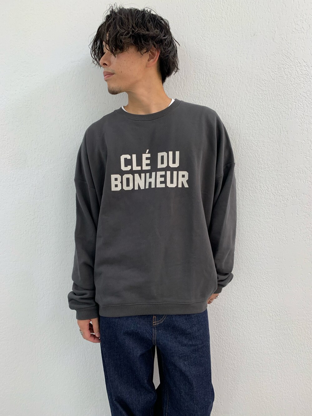 「プチプラ、ロゴスウェット、シンプルコーデ、ワントーンコーデ、秋冬コーデ、ビッグシルエット、スウェット、デニム、ワイドパンツ、ワイドデニム、カジュアルコーデ、スニーカーコーデ、プチプラコーデ、秋のコーデ」｜「CIAOPANIC TYPYの【WEB限定】ユニセックスビッグシルエットアソートロゴ裏毛裏起毛スウェットプルオーバー（スウェット、グレー系）」を使った、皆川喬さん（メンズ・168cm）の秋コーディネートの3枚目の写真