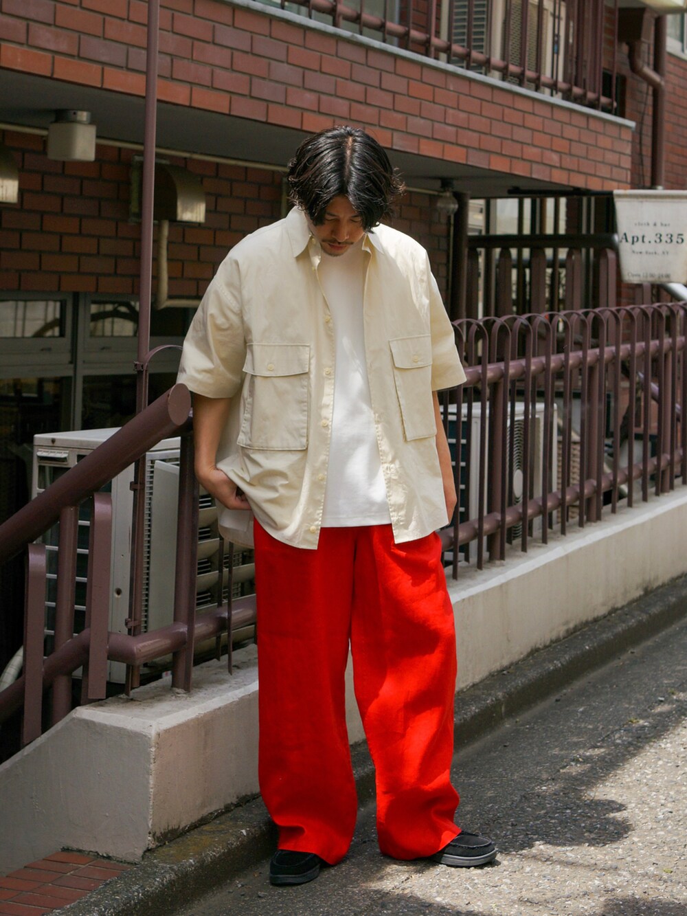 「シャツスタイル、ローファー、初夏コーデ、カラーパンツ、プチプラ、シンプルコーデ、ストリート、ビッグシルエット、レイヤードスタイル、夏コーデ、カジュアルコーデ、大人カジュアル、白Tシャツ、ワイドパンツ」｜「CIAOPANIC TYPYのブロードビッグポケットビッグシャツ（シャツ/ブラウス、ベージュ系）」を使った、皆川喬さん（メンズ・168cm）の春コーディネートの2枚目の写真