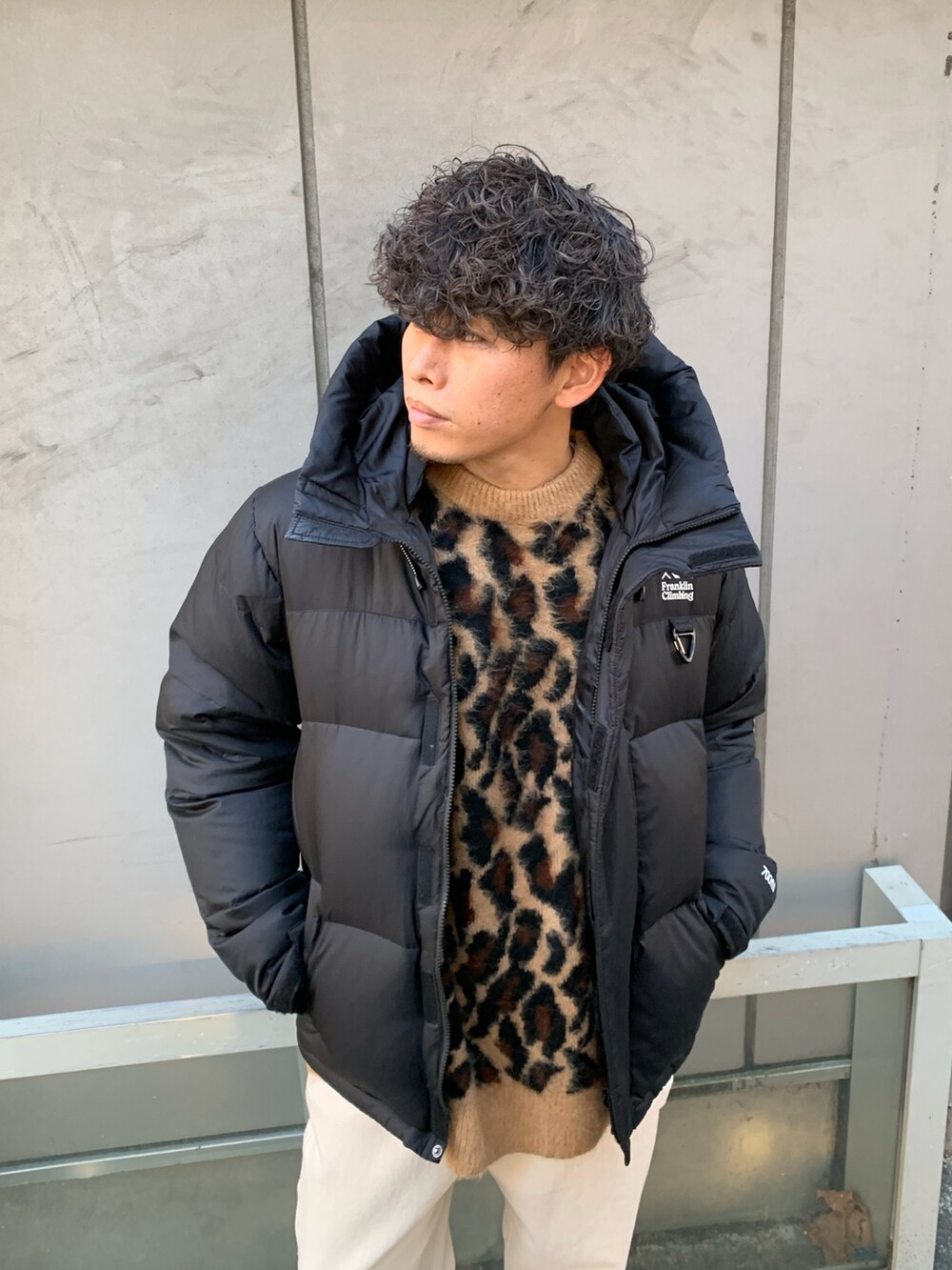 「レイヤードスタイル、秋冬コーデ、ビッグシルエット、プチプラ、モヘヤニット、冬コーデ、ストリート、ローファー、ダウンジャケット、レオパード、ニット、ニットコーデ、ブラック、ブラックコーデ、デニム」｜「Franklin Climbingの【Franklin Climbing】アルパインビレイダウンジャケット（ダウンジャケット/コート、ブラック系）」を使った、皆川喬さん（メンズ・168cm）の秋コーディネートの5枚目の写真