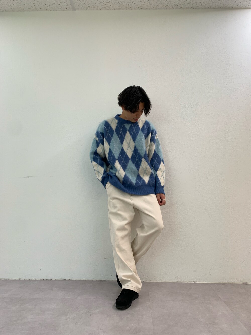 「プチプラ、シンプルコーデ、ニット、秋冬コーデ、ビッグシルエット、アーガイル柄、シャギーニット、モヘアニット、秋のコーデ、カジュアルコーデ、革靴、ワイドパンツ、オトナカジュアル、オーバーサイズ、柄ニット」｜「CIAOPANIC TYPYの【WEB限定】ユニセックスアソート柄モヘアライクジャガードクルーネックニット（ニット/セーター、ブルー系）」を使った、皆川喬さん（メンズ・168cm）の秋コーディネートの3枚目の写真