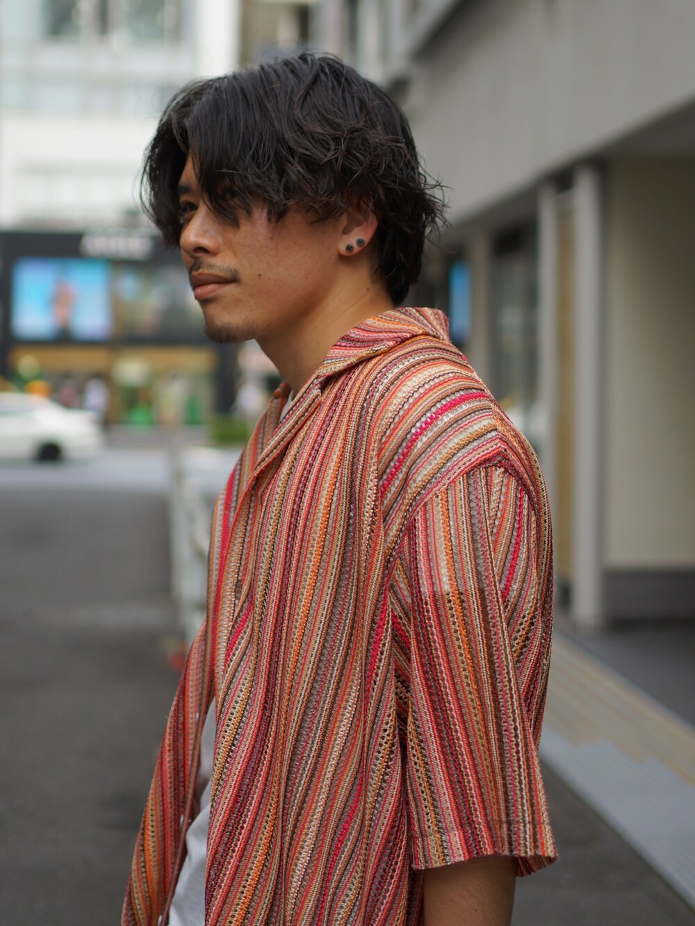 「ビッグシルエット、お出かけコーデ、夏だ！Tシャツ着よう！、オープンカラーシャツ、このスタイルがお気に入り、スニーカー、夏コーデ、休日スタイル、デニム、プチプラ、ストリート、オトナカジュアル、シャツコーデ、ゆるコーデ、シャツスタイル」｜「CIAOPANIC TYPYのマルチストライプ透かし編みバルファレースシャツ（シャツ/ブラウス、オレンジ系）」を使った、皆川喬さん（メンズ・168cm）の夏コーディネートの5枚目の写真
