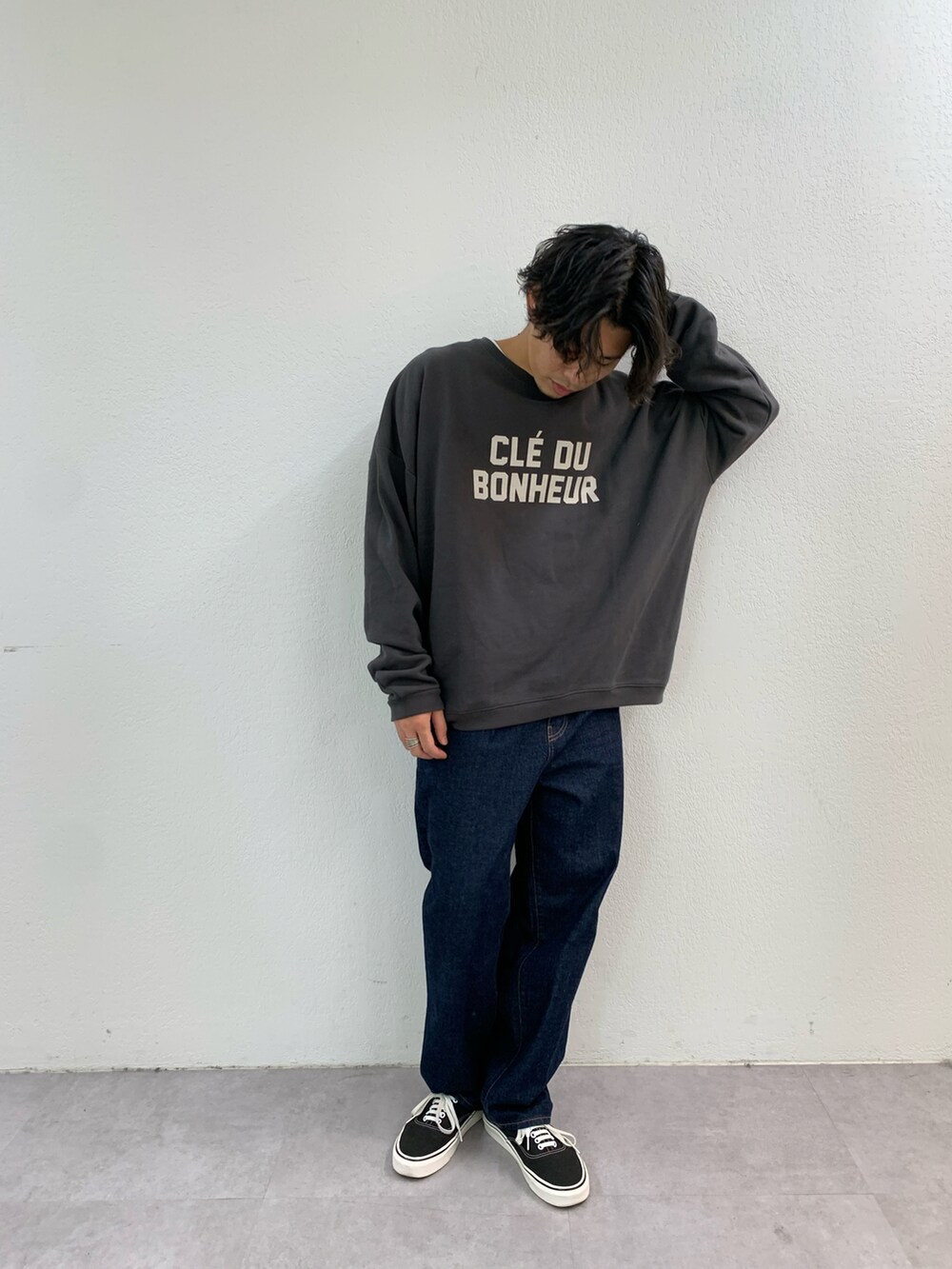 「プチプラ、ロゴスウェット、シンプルコーデ、ワントーンコーデ、秋冬コーデ、ビッグシルエット、スウェット、デニム、ワイドパンツ、ワイドデニム、カジュアルコーデ、スニーカーコーデ、プチプラコーデ、秋のコーデ」｜「CIAOPANIC TYPYの【WEB限定】ユニセックスビッグシルエットアソートロゴ裏毛裏起毛スウェットプルオーバー（スウェット、グレー系）」を使った、皆川喬さん（メンズ・168cm）の秋コーディネートの2枚目の写真