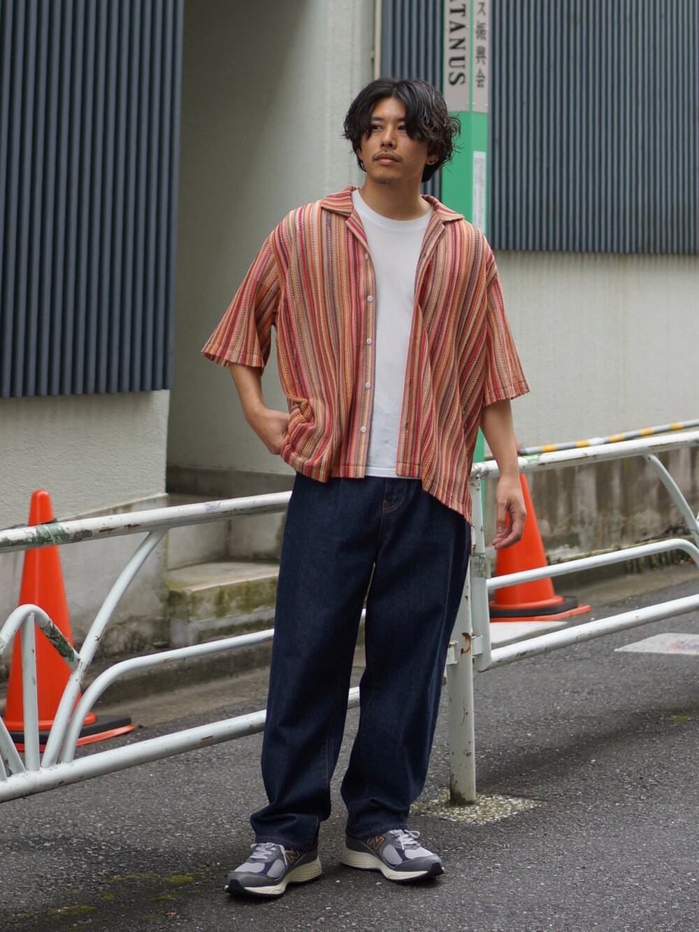 「ビッグシルエット、お出かけコーデ、夏だ！Tシャツ着よう！、オープンカラーシャツ、このスタイルがお気に入り、スニーカー、夏コーデ、休日スタイル、デニム、プチプラ、ストリート、オトナカジュアル、シャツコーデ、ゆるコーデ、シャツスタイル」｜「CIAOPANIC TYPYのマルチストライプ透かし編みバルファレースシャツ（シャツ/ブラウス、オレンジ系）」を使った、皆川喬さん（メンズ・168cm）の夏コーディネートの2枚目の写真