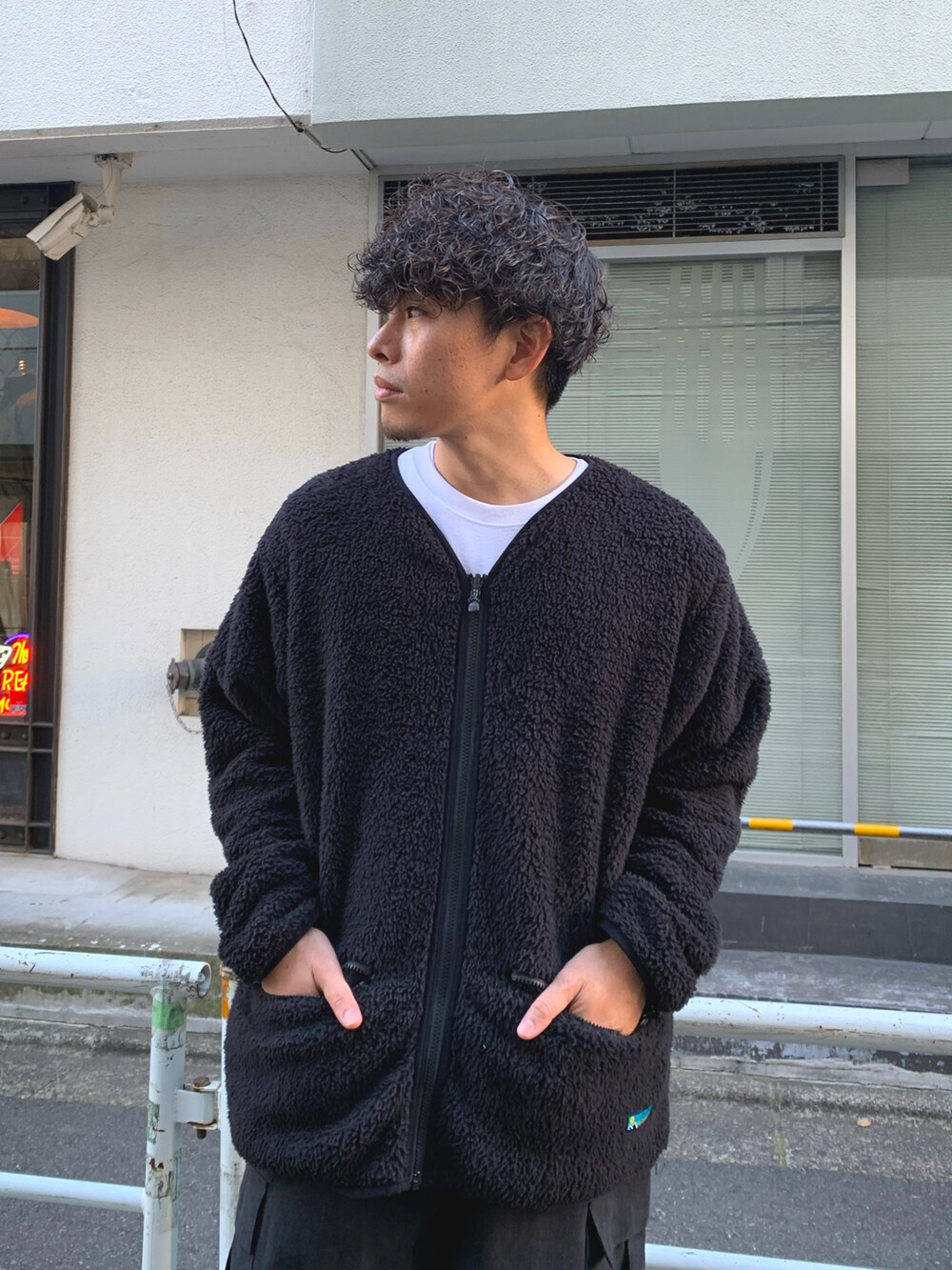 「カーゴパンツ、秋冬コーデ、ビッグシルエット、プチプラ、プチプラコーデ、冬コーデ、ストリート、ストリートコーデ、ローファー、革靴、スニーカー、スニーカーコーデ、フリース、白Tシャツ、ワイドパンツ」｜「Franklin Climbingの【気象予報士　依田司さん着用】【Franklin Climbing】カスケードシェルパーフリースカーディガン（ノーカラージャケット、ブラック系）」を使った、皆川喬さん（メンズ・168cm）の秋コーディネートの5枚目の写真