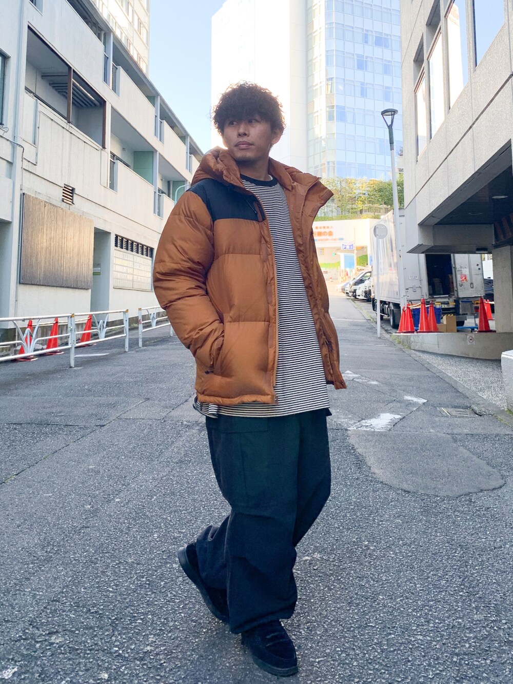 「レイヤードスタイル、カーゴパンツ、秋冬コーデ、ビッグシルエット、プチプラ、冬コーデ、ストリート、ローファー、ダウンジャケット、ボーダー、ミリタリー、ブラック、ブラックコーデ、スニーカーコーデ、大人カジュアル」｜「Franklin Climbingの【Franklin Climbing】アルパインビレイダウンジャケット（ダウンジャケット/コート、ブラウン系）」を使った、皆川喬さん（メンズ・168cm）の秋コーディネートの4枚目の写真