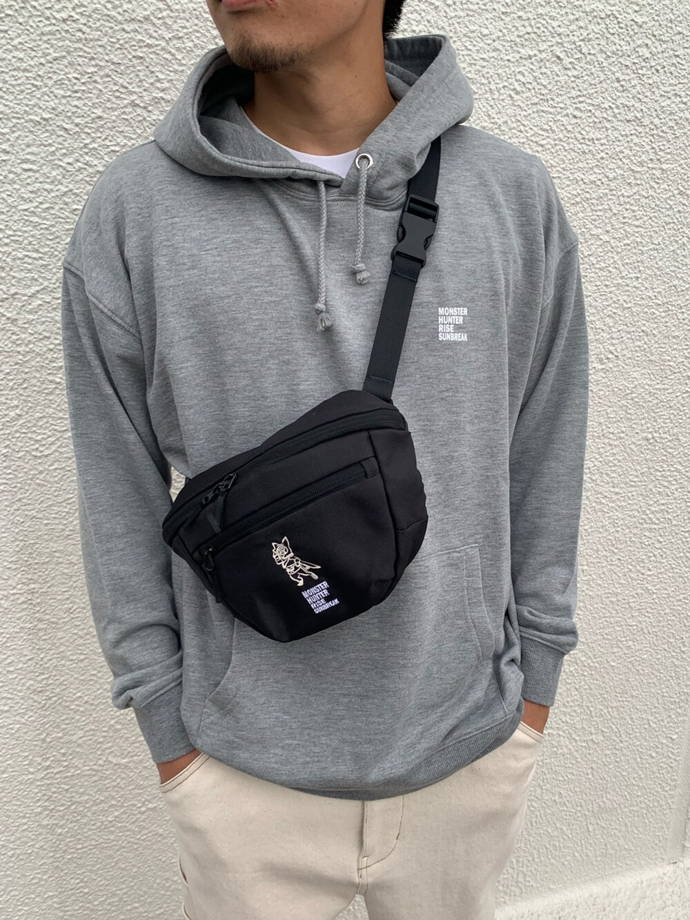 「モンハン、モンハン部、モンスターハンター、淡色コーデ、ミニバッグ、ストリート、ビッグシルエット、スウェット、秋コーデ、シンプルコーデ、カジュアル、ボディバッグ、ペインターパンツ、グレー、アイボリー」｜「CIAOPANIC TYPYの【ZOZO先行予約】【モンハン ライズ：サンブレイク × TYPY】裏毛パーカー（パーカー、グレー系）」を使った、皆川喬さん（メンズ・168cm）の秋コーディネートの2枚目の写真