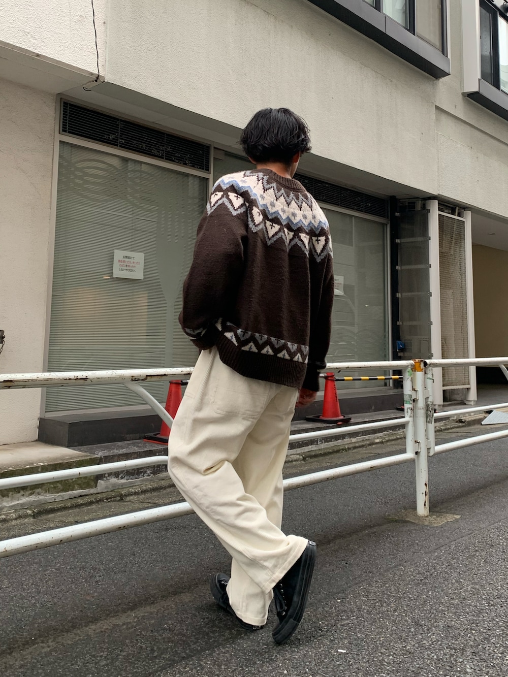「シンプルコーデ、ニット、ニットコーデ、秋冬コーデ、ビッグシルエット、ノルディック柄、ざっくりニット、ブラウン、コーデュロイパンツ、ベイカーパンツ、ホワイト、ホワイトパンツ、スニーカー、スニーカーコーデ、リラックススタイル」｜「CIAOPANIC TYPYの【OSORO】ノルディックニットプルオーバー（ニット/セーター、ブラウン系）」を使った、皆川喬さん（メンズ・168cm）の秋コーディネートの2枚目の写真