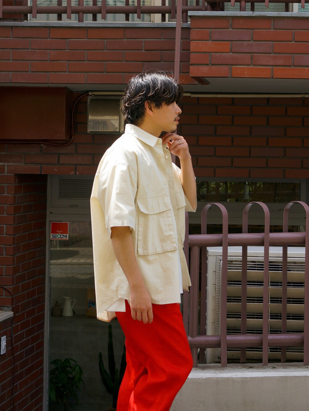 「シャツスタイル、ローファー、初夏コーデ、カラーパンツ、プチプラ、シンプルコーデ、ストリート、ビッグシルエット、レイヤードスタイル、夏コーデ、カジュアルコーデ、大人カジュアル、白Tシャツ、ワイドパンツ」｜「CIAOPANIC TYPYのブロードビッグポケットビッグシャツ（シャツ/ブラウス、ベージュ系）」を使った、皆川喬さん（メンズ・168cm）の春コーディネートの4枚目の写真