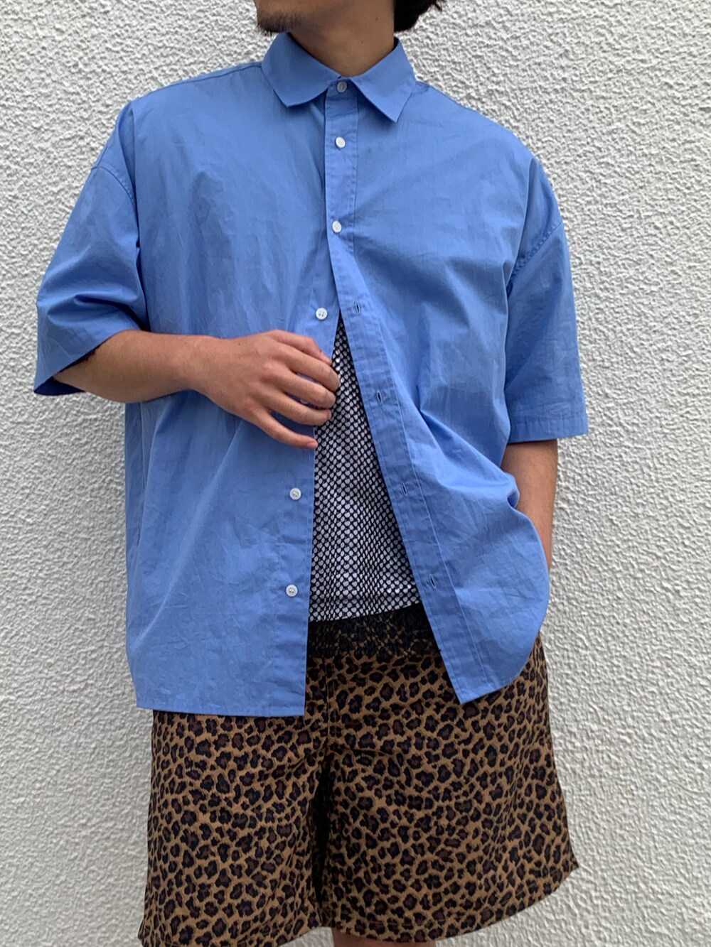 「休日スタイル、シンプルコーデ、ストリート、ビッグシルエット、レイヤードスタイル、ハーフパンツ、厚底シューズ、シャツスタイル、メッシュニット、レオパード、ショーツ、革靴、大人カジュアル、初夏コーデ、夏コーデ」｜「CIAOPANIC TYPYの【新色追加！】ブロードビッグ半袖シャツ（シャツ/ブラウス、ブルー系）」を使った、皆川喬さん（メンズ・168cm）の夏コーディネートの5枚目の写真