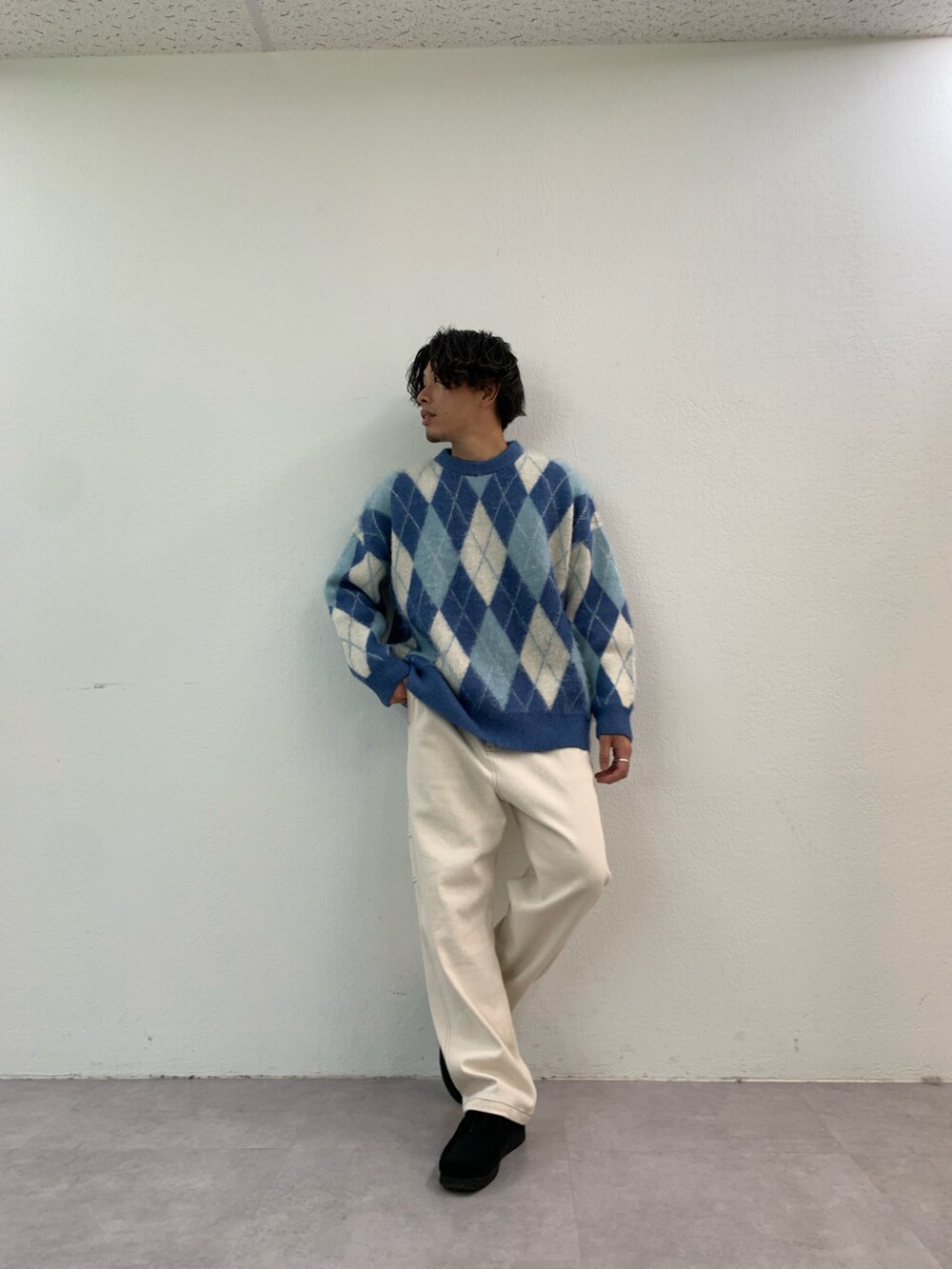 「プチプラ、シンプルコーデ、ニット、秋冬コーデ、ビッグシルエット、アーガイル柄、シャギーニット、モヘアニット、秋のコーデ、カジュアルコーデ、革靴、ワイドパンツ、オトナカジュアル、オーバーサイズ、柄ニット」｜「CIAOPANIC TYPYの【WEB限定】ユニセックスアソート柄モヘアライクジャガードクルーネックニット（ニット/セーター、ブルー系）」を使った、皆川喬さん（メンズ・168cm）の秋コーディネートの2枚目の写真