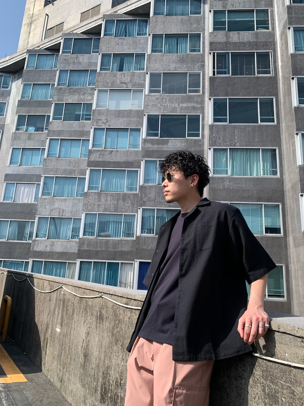 「カラーパンツ、春夏コーデ、革靴、ビッグシルエット、カラー×コーデ、オトナカジュアル、シャツスタイル、大人コーデ、ワイドパンツ、シャツ、サングラス、ミリタリー、カーゴパンツ、レイバン、オープンカラーシャツ」｜「CIAOPANIC TYPYの【なにわ男子 藤原丈一郎さん着用】【POPFIREｘCIAOPANIC TYPY】ワイドカーゴパンツ（カーゴパンツ、ピンク系）」を使った、皆川喬さん（メンズ・168cm）の春コーディネートの2枚目の写真
