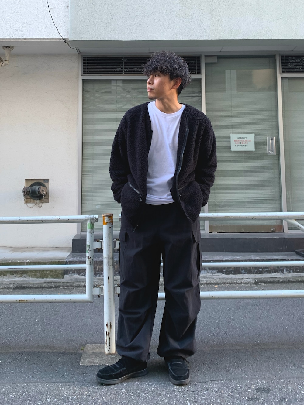 「カーゴパンツ、秋冬コーデ、ビッグシルエット、プチプラ、プチプラコーデ、冬コーデ、ストリート、ストリートコーデ、ローファー、革靴、スニーカー、スニーカーコーデ、フリース、白Tシャツ、ワイドパンツ」｜「Franklin Climbingの【気象予報士　依田司さん着用】【Franklin Climbing】カスケードシェルパーフリースカーディガン（ノーカラージャケット、ブラック系）」を使った、皆川喬さん（メンズ・168cm）の秋コーディネートの2枚目の写真