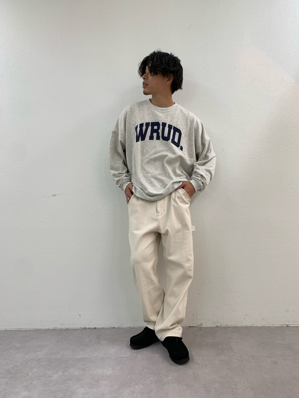 「プチプラ、ロゴスウェット、シンプルコーデ、ワントーンコーデ、秋冬コーデ、ビッグシルエット、スウェット、デニム、ワイドパンツ、ワイドデニム、カジュアルコーデ、革靴、プチプラコーデ、秋のコーデ、アメカジ」｜「CIAOPANIC TYPYの【WEB限定】ユニセックスビッグシルエットアソートロゴ裏毛裏起毛スウェットプルオーバー（スウェット、グレー系）」を使った、皆川喬さん（メンズ・168cm）の秋コーディネートの2枚目の写真