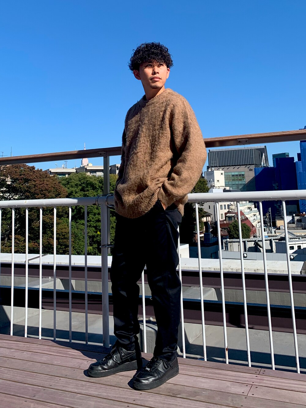 「シンプルコーデ、キルティング、ワントーンコーデ、エアフォースワン、NIKE、ニット、きれいめカジュアル、秋冬コーデ、ビッグシルエット、MA-1、ニットコーデ、ジャガードニット、シャギーニット、テーパードパンツ、ブラック」｜「CIAOPANIC TYPYの□【ユニセックス】2WAYボリュームスリーブMA‐1（MA-1、ブラック系）」を使った、皆川喬さん（メンズ・168cm）の秋コーディネートの4枚目の写真