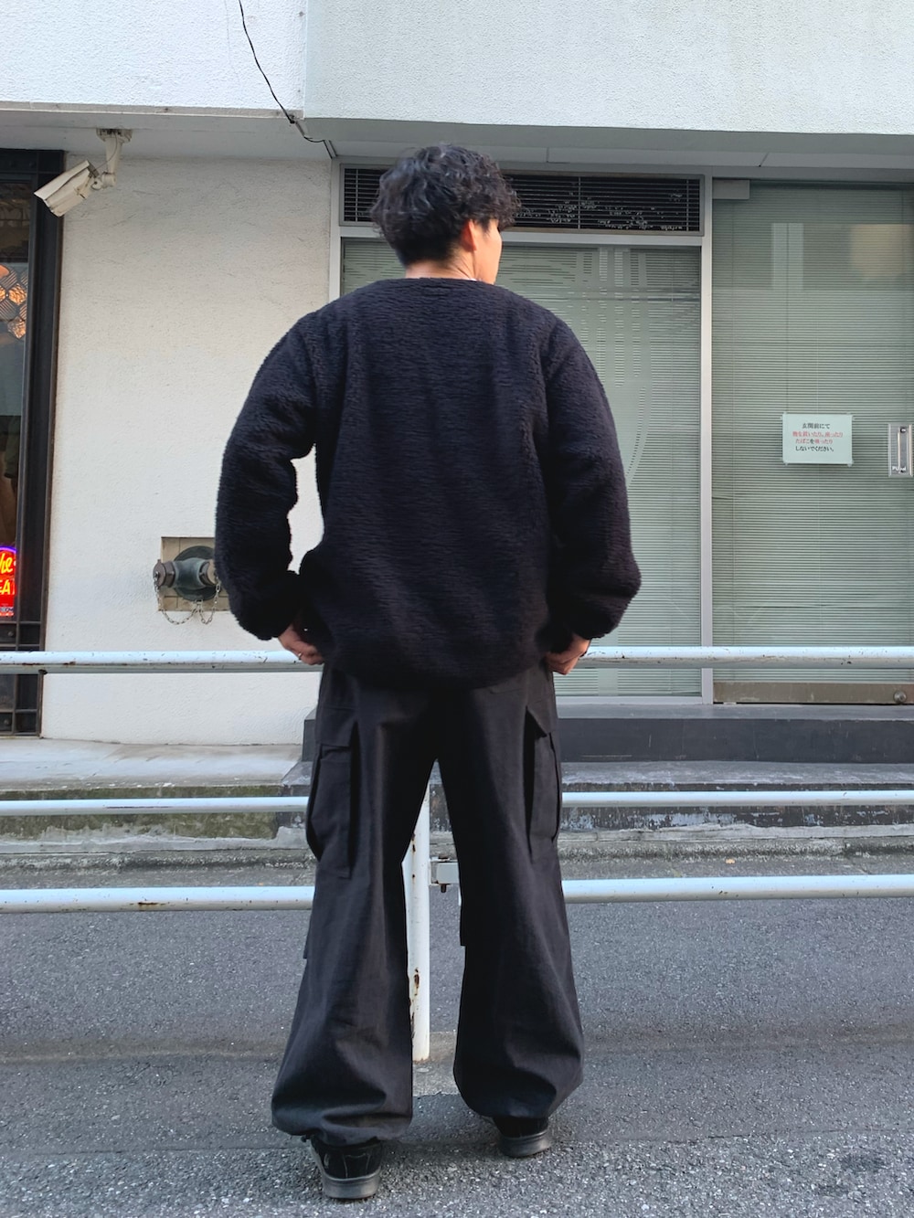 「カーゴパンツ、秋冬コーデ、ビッグシルエット、プチプラ、プチプラコーデ、冬コーデ、ストリート、ストリートコーデ、ローファー、革靴、スニーカー、スニーカーコーデ、フリース、白Tシャツ、ワイドパンツ」｜「Franklin Climbingの【気象予報士　依田司さん着用】【Franklin Climbing】カスケードシェルパーフリースカーディガン（ノーカラージャケット、ブラック系）」を使った、皆川喬さん（メンズ・168cm）の秋コーディネートの3枚目の写真