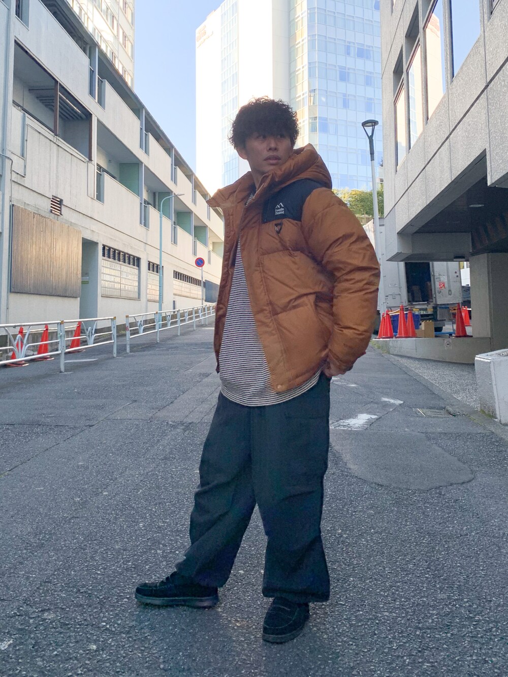 「レイヤードスタイル、カーゴパンツ、秋冬コーデ、ビッグシルエット、プチプラ、冬コーデ、ストリート、ローファー、ダウンジャケット、ボーダー、ミリタリー、ブラック、ブラックコーデ、スニーカーコーデ、大人カジュアル」｜「Franklin Climbingの【Franklin Climbing】アルパインビレイダウンジャケット（ダウンジャケット/コート、ブラウン系）」を使った、皆川喬さん（メンズ・168cm）の秋コーディネートの2枚目の写真