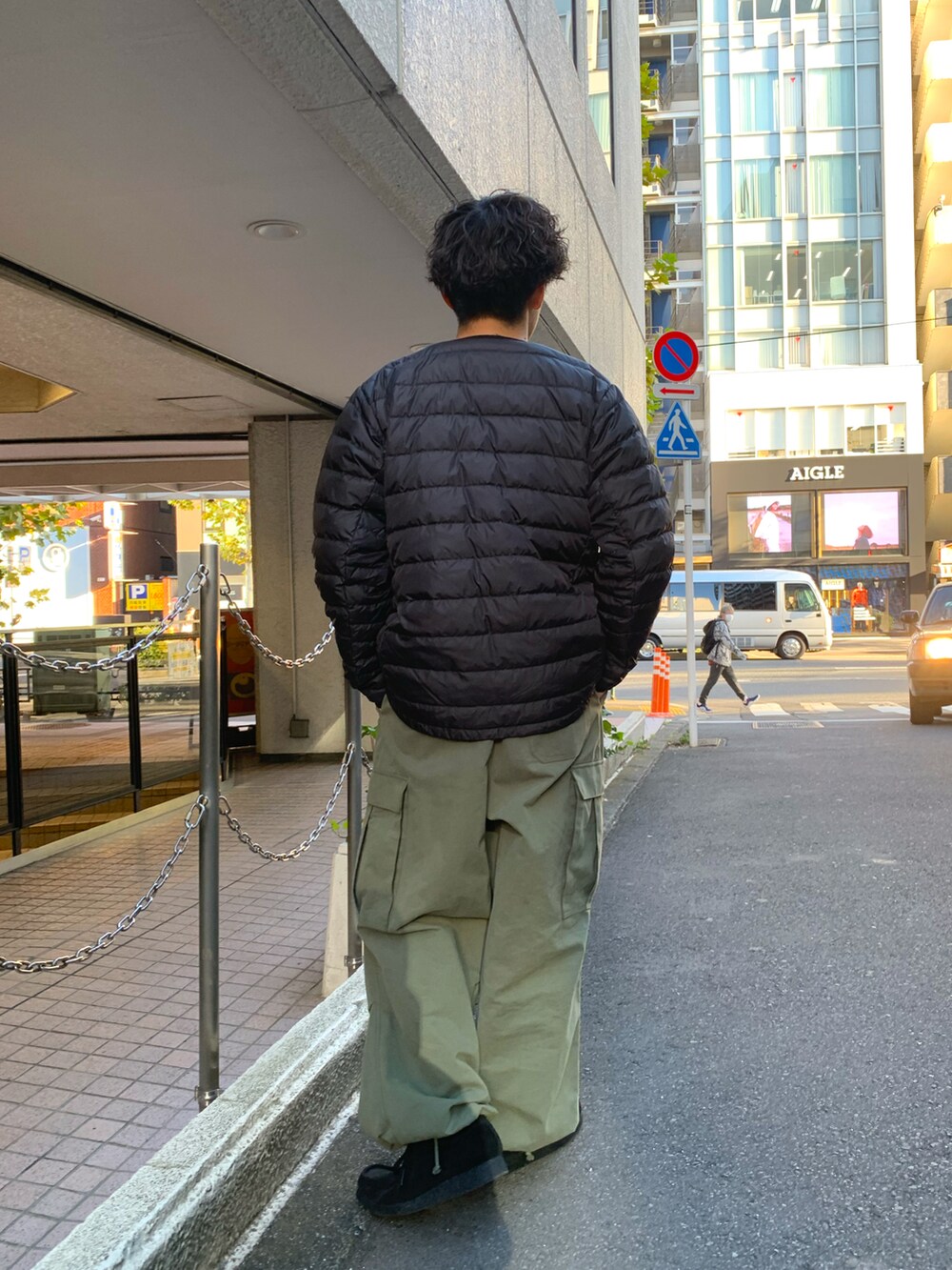 「レイヤードスタイル、カーゴパンツ、秋冬コーデ、ビッグシルエット、プチプラ、プチプラコーデ、冬コーデ、ストリート、ダウンジャケット、ブラック、ブラックコーデ、ニット、ニットコーデ、ミリタリー、革靴」｜「NANGAの【NANGAｘFranklin Climbing】インナーダウンアウター（ダウンジャケット/コート、ブラック系）」を使った、皆川喬さん（メンズ・168cm）の秋コーディネートの3枚目の写真