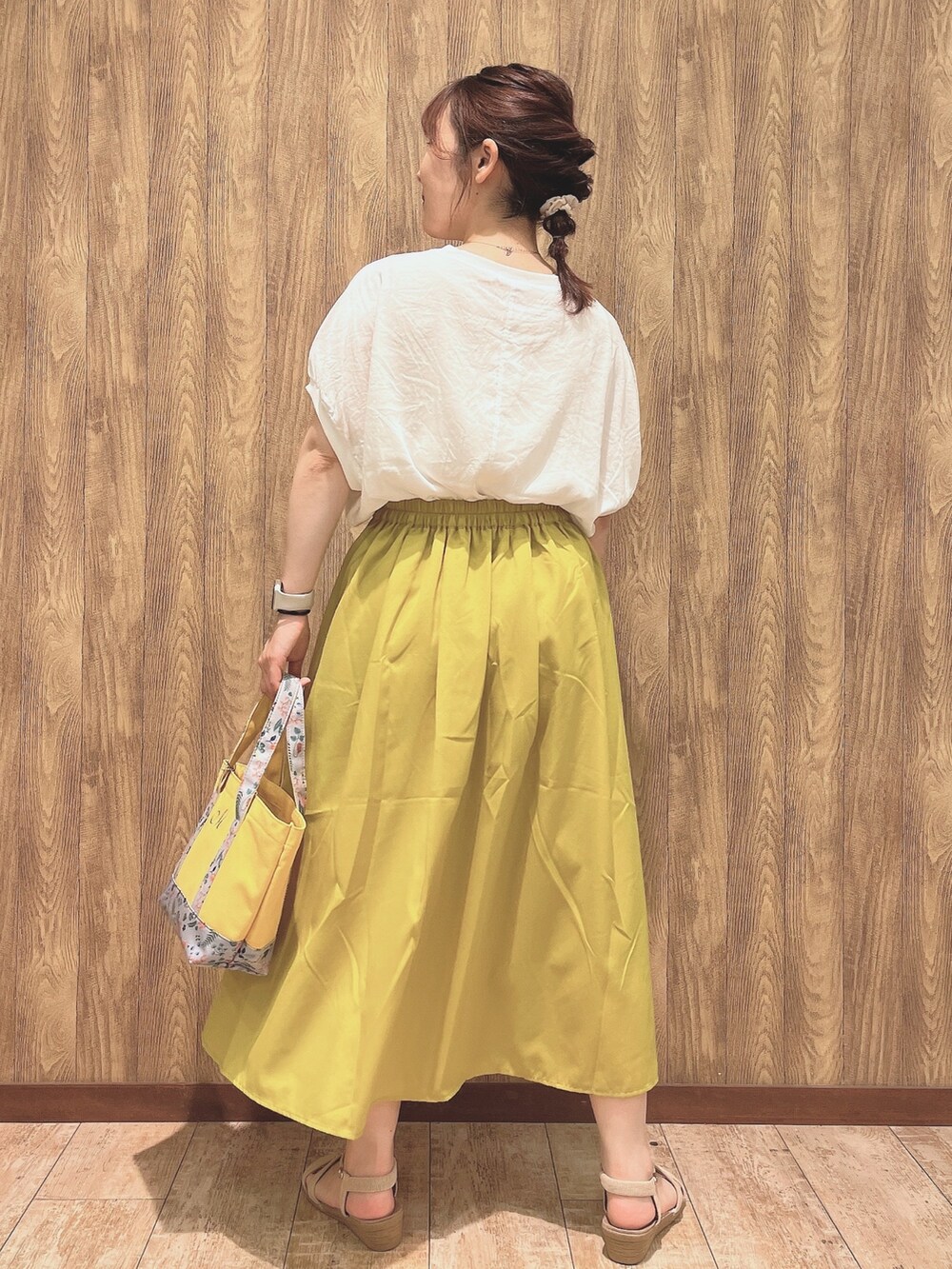 ホワイト系のシャツ/ブラウス、イエロー系のスカート、イエロー系のトートバッグを着用したレディースの夏コーディネートの3枚目の写真
