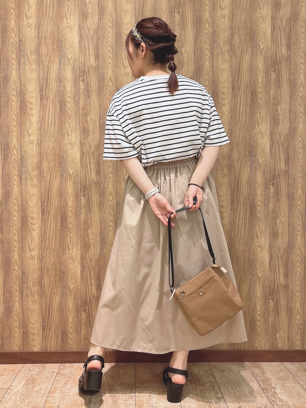 ホワイト系のTシャツ/カットソー、ブラック系のサンダル、イエロー系のショルダーバッグを着用したレディースの夏コーディネートの3枚目の写真