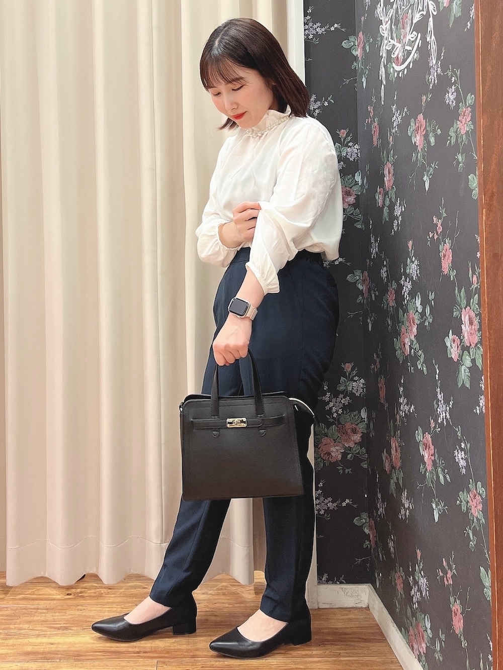 ブラック系のその他パンツ、ホワイト系のシャツ/ブラウス、ブラック系のベストを着用したレディースの冬コーディネートの5枚目の写真