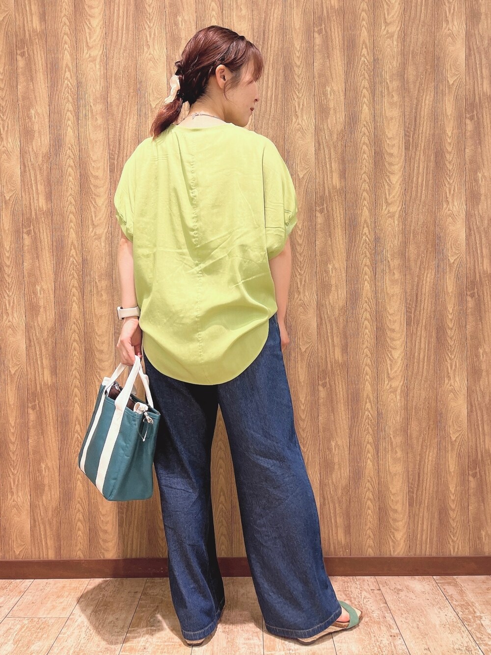 ブルー系のその他パンツ、グリーン系のサンダル、グリーン系のトートバッグを着用したレディースの夏コーディネートの3枚目の写真