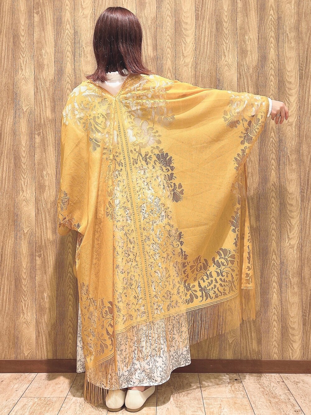 ホワイト系のスカート、ホワイト系のシャツ/ブラウス、ベージュ系のパンプスを着用したレディースの春コーディネートの3枚目の写真