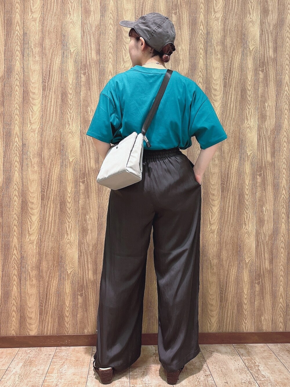 グリーン系のTシャツ/カットソー、グレー系のその他パンツ、ブラック系のサンダルを着用したレディースの夏コーディネートの3枚目の写真