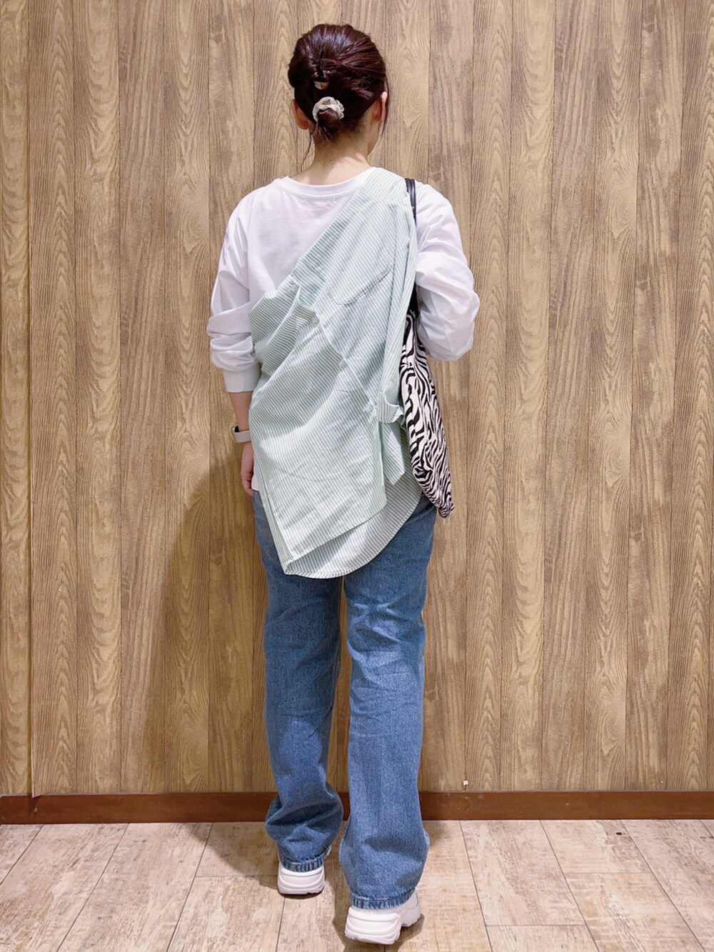 ホワイト系のTシャツ/カットソー、グリーン系のシャツ/ブラウス、ブラック系のトートバッグを着用したレディースの春コーディネートの3枚目の写真