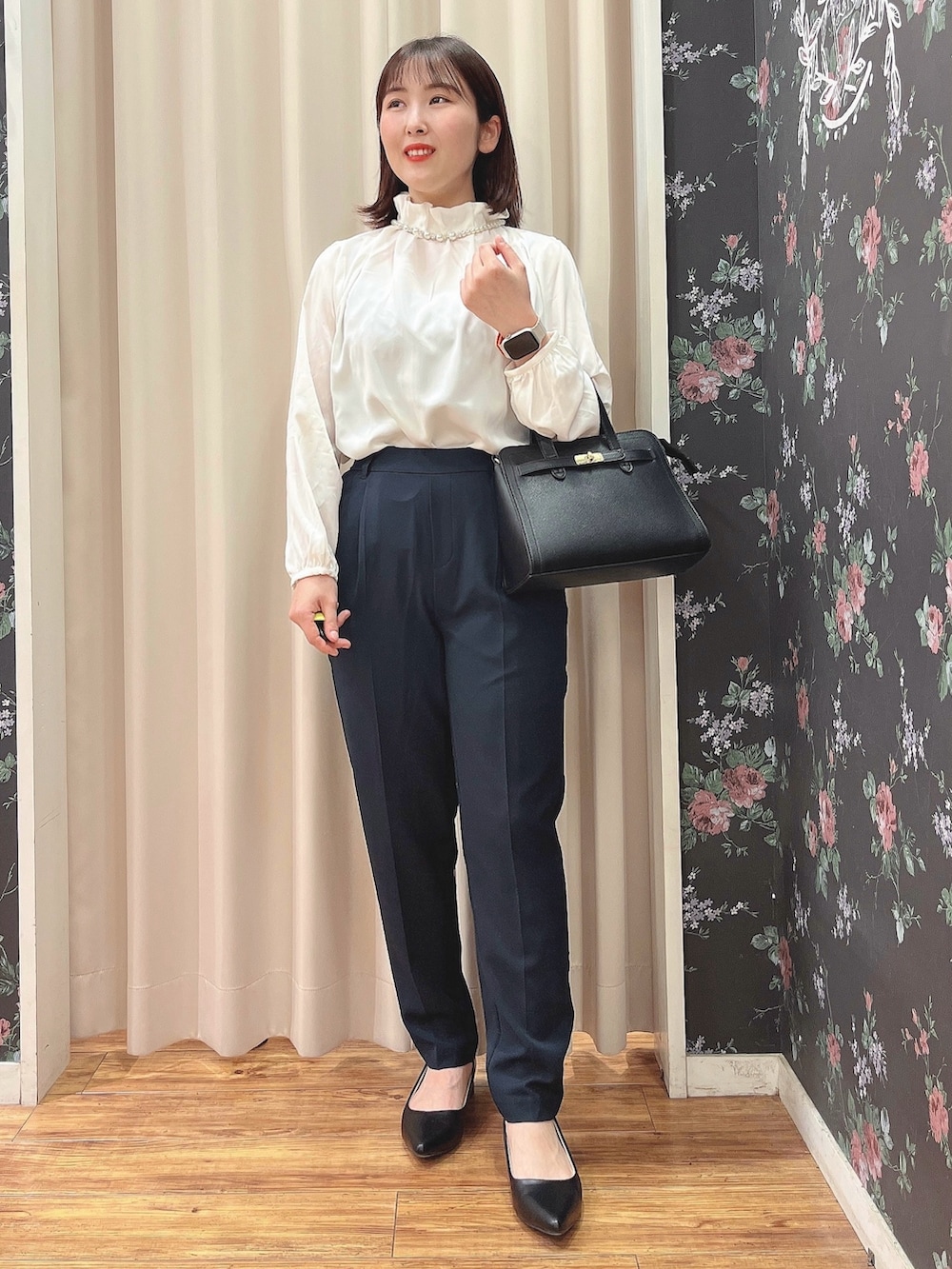 ブラック系のその他パンツ、ホワイト系のシャツ/ブラウス、ブラック系のベストを着用したレディースの冬コーディネートの4枚目の写真