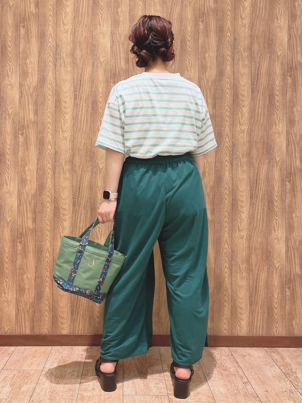 グリーン系のTシャツ/カットソー、グリーン系のその他パンツ、グリーン系のトートバッグを着用したレディースの春コーディネートの3枚目の写真