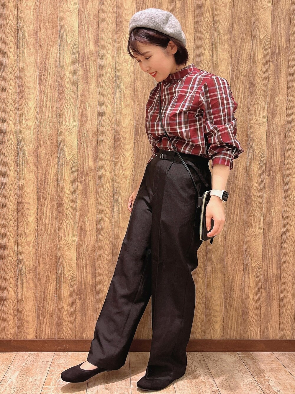 ブラック系のその他パンツ、ブラック系のその他シューズ、レッド系のシャツ/ブラウスを着用したレディースの秋コーディネートの2枚目の写真