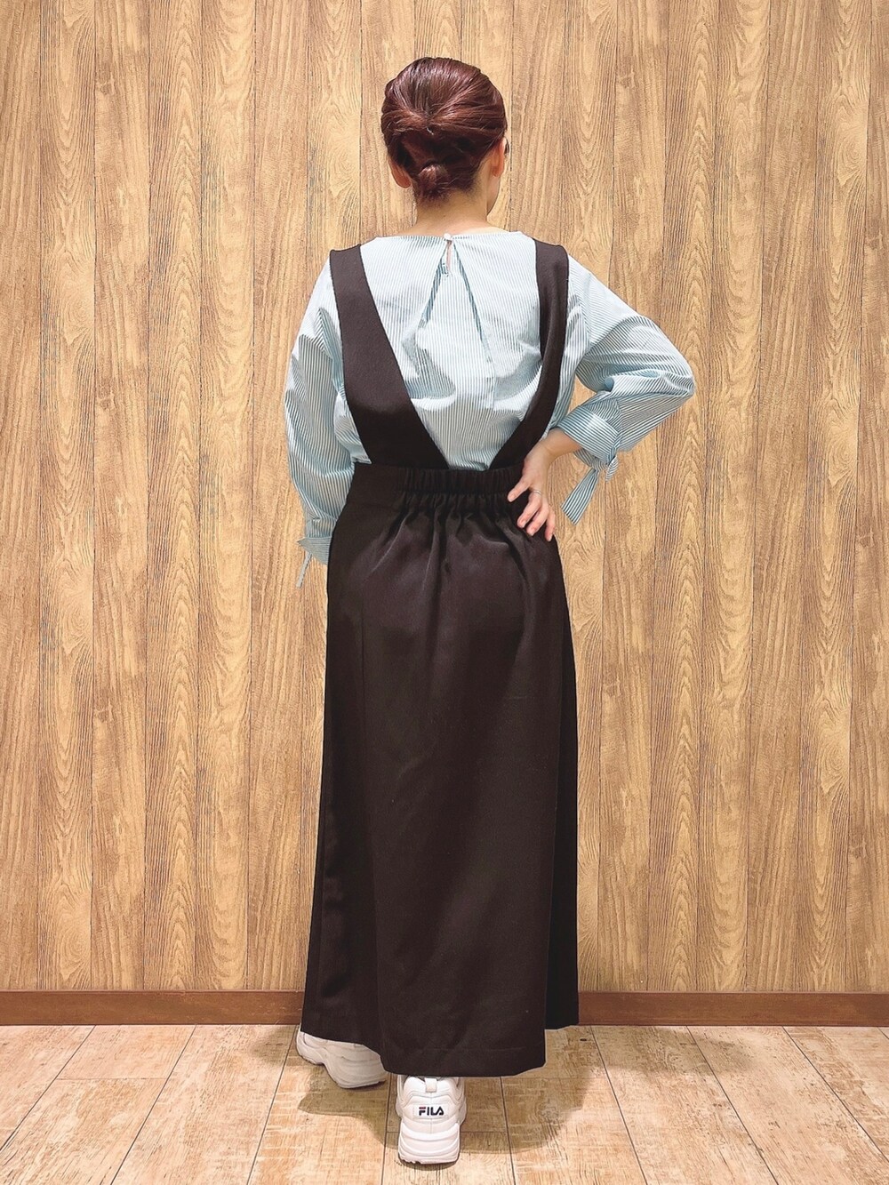 グリーン系のシャツ/ブラウス、ブラック系のスカートを着用したレディースの春コーディネートの3枚目の写真