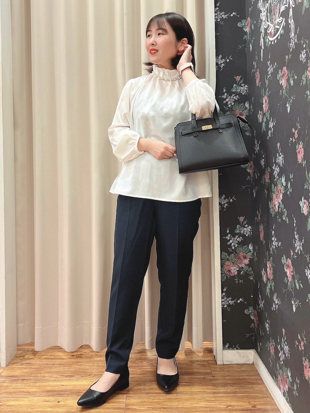 ブラック系のその他パンツ、ホワイト系のシャツ/ブラウス、ブラック系のベストを着用したレディースの冬コーディネートの7枚目の写真