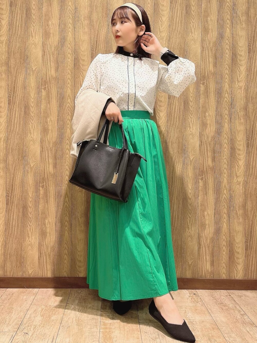 ホワイト系のシャツ/ブラウス、グリーン系のスカート、ベージュ系のカーディガン/ボレロを着用したレディースの春コーディネートの2枚目の写真