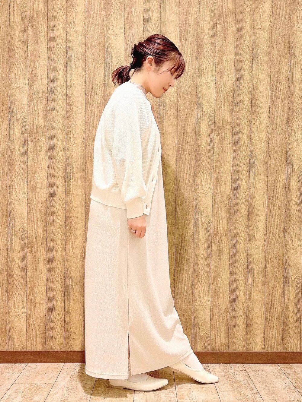 ピンク系のTシャツ/カットソー、ベージュ系のカーディガン/ボレロ、ベージュ系のワンピースを着用したレディースの春コーディネートの2枚目の写真