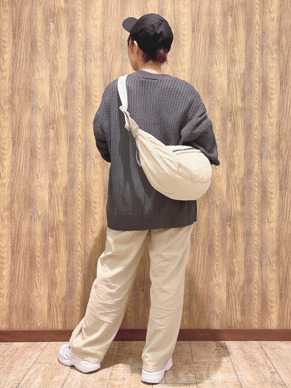 グレー系のカーディガン/ボレロ、ベージュ系のその他パンツ、ベージュ系のショルダーバッグを着用したレディースの春コーディネートの3枚目の写真