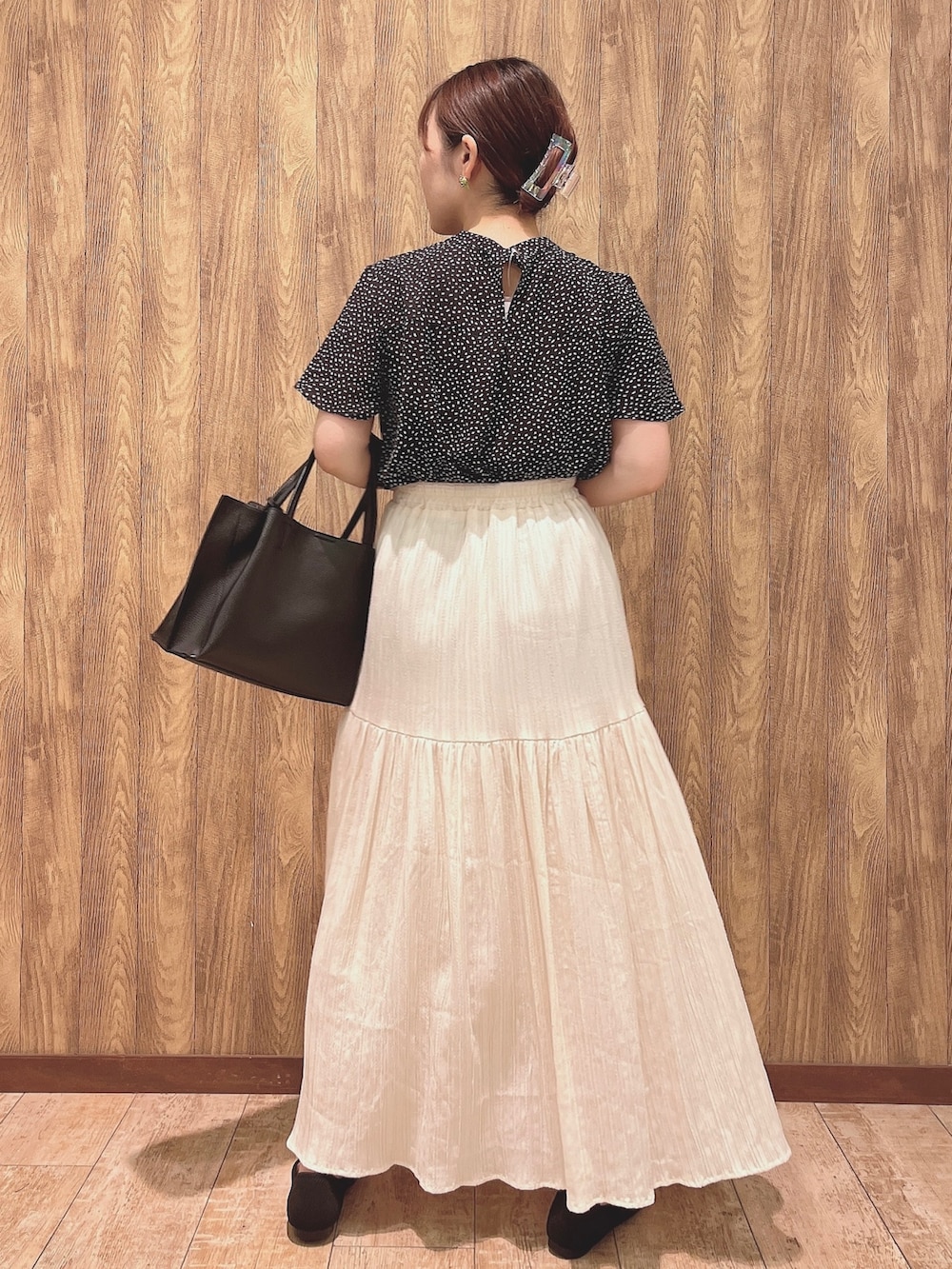 ブラック系のシャツ/ブラウス、ホワイト系のスカート、ブラック系のトートバッグを着用したレディースの夏コーディネートの3枚目の写真