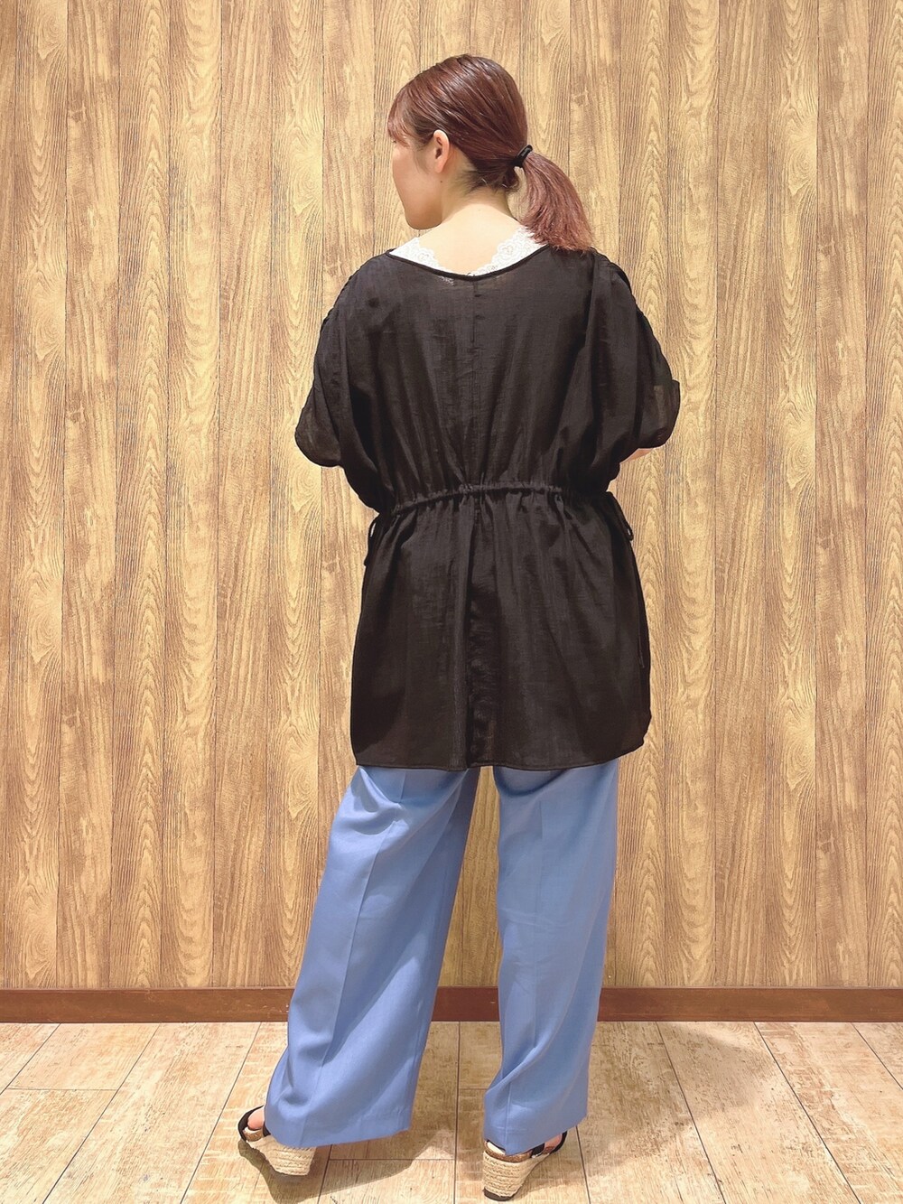 ブラック系のシャツ/ブラウス、ブルー系のその他パンツ、ブラック系のサンダルを着用したレディースの春コーディネートの3枚目の写真