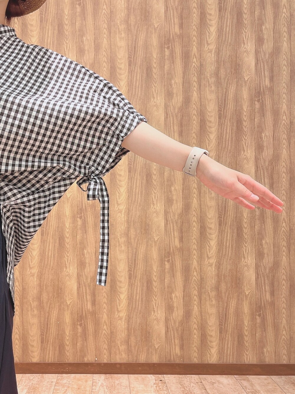 ブラック系のシャツ/ブラウス、ブルー系のその他パンツ、ブラック系のトートバッグを着用したレディースの夏コーディネートの4枚目の写真