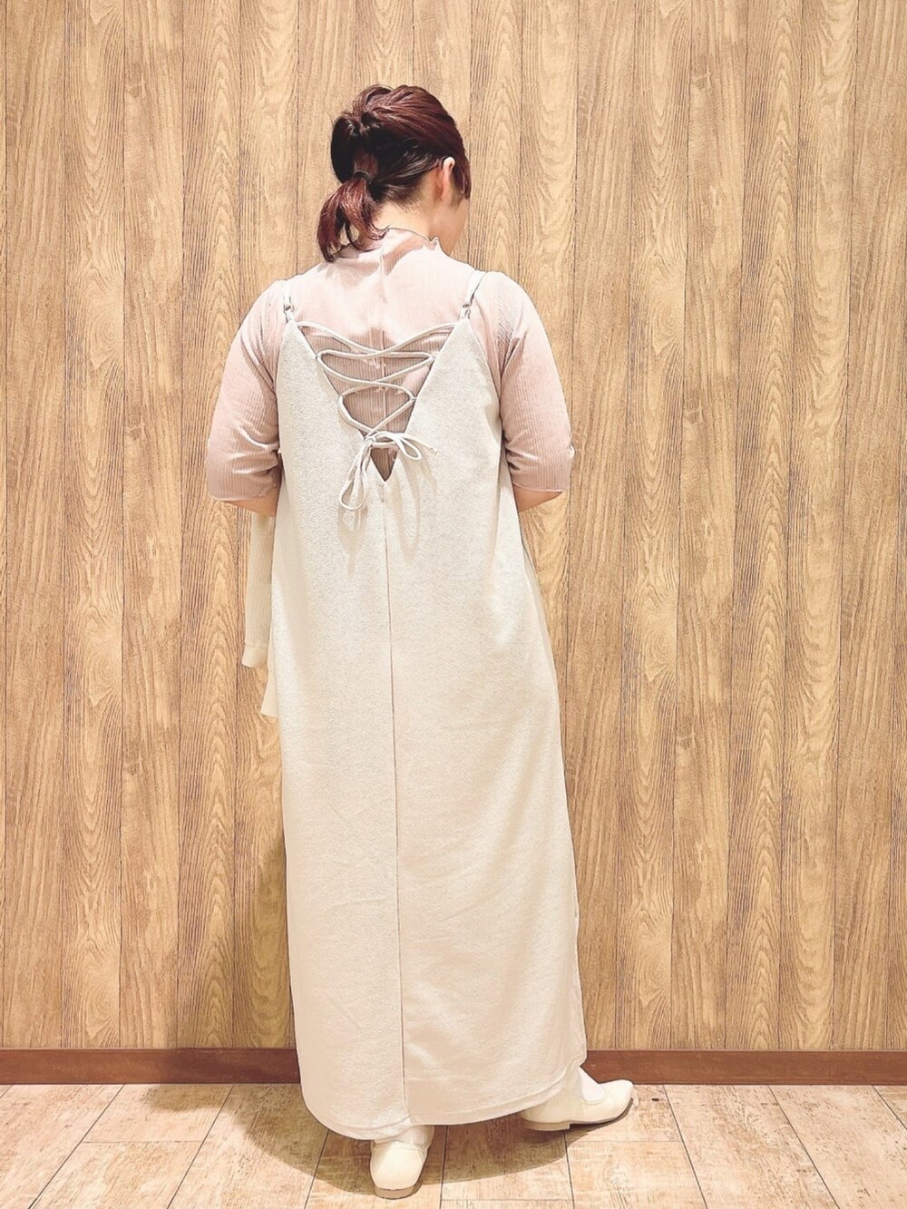 ピンク系のTシャツ/カットソー、ベージュ系のカーディガン/ボレロ、ベージュ系のワンピースを着用したレディースの春コーディネートの4枚目の写真