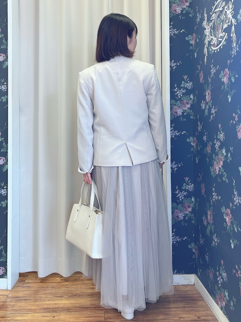 ベージュ系のノーカラージャケット、ホワイト系のシャツ/ブラウス、ベージュ系のパンプスを着用したレディースの春コーディネートの3枚目の写真