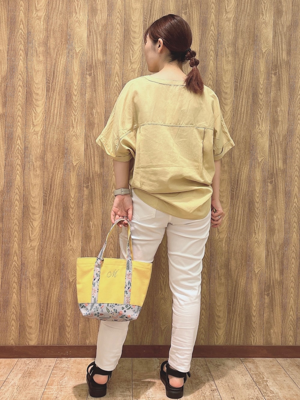 イエロー系のシャツ/ブラウス、ホワイト系のその他パンツ、ブラック系のサンダルを着用したレディースの夏コーディネートの3枚目の写真